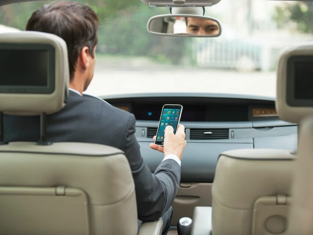 Aπογοητευτική μελέτη: 1 στους 5 οδηγούς με το ένα χέρι στο τιμόνι, και το άλλο στο κινητό! - Media