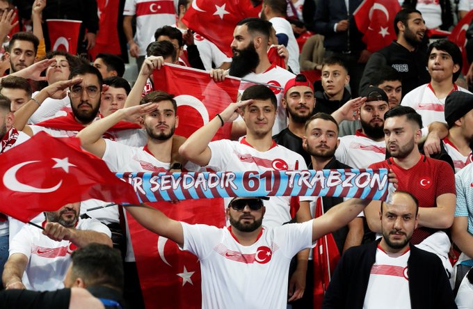 Στρατιωτικοί χαιρετισμοί από τους Τούρκους στις εξέδρες στο Γαλλία - Τουρκία 1-1 (Photo | Video) - Media