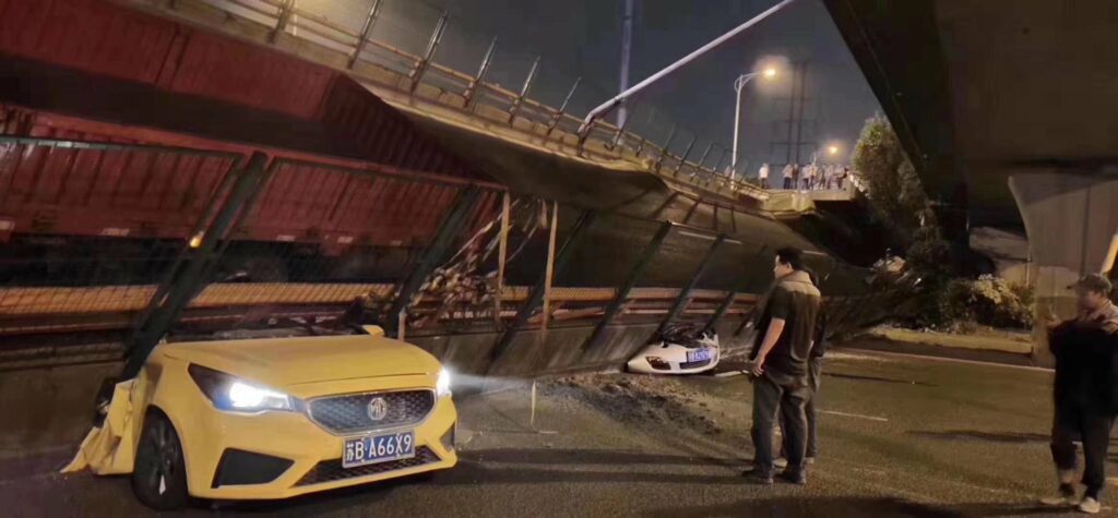 Σοκ στην Κίνα: Γέφυρα κατέρρευσε πάνω σε αυτοκίνητα - Φόβοι για νεκρούς (Photo) - Media