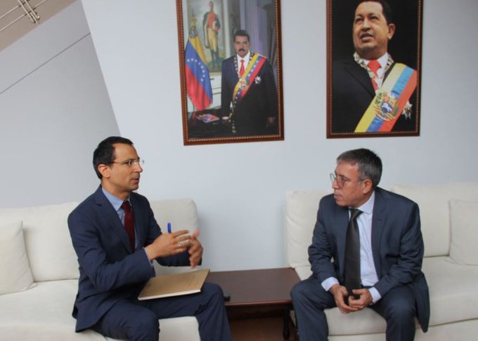 Έχει ο καιρός γυρίσματα: Ο Ιάσων Πιπίνης συναντιέται με τον πρέσβη του Μαδούρο υπό το βλέμμα του Τσάβες (Photo) - Media