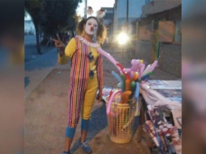 Χιλή: Καλλιτέχνης του δρόμου βρέθηκε κρεμασμένη με χειροπέδες (Photos) - Media