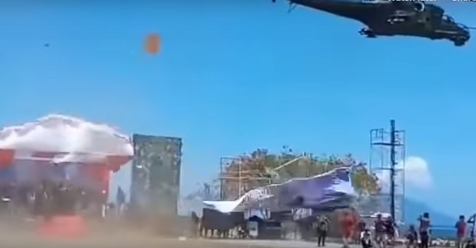 Ελικόπτερο σε χαμηλή πτήση σήκωσε στον... αέρα εξέδρα στρατιωτικής παρέλασης (Video) - Media