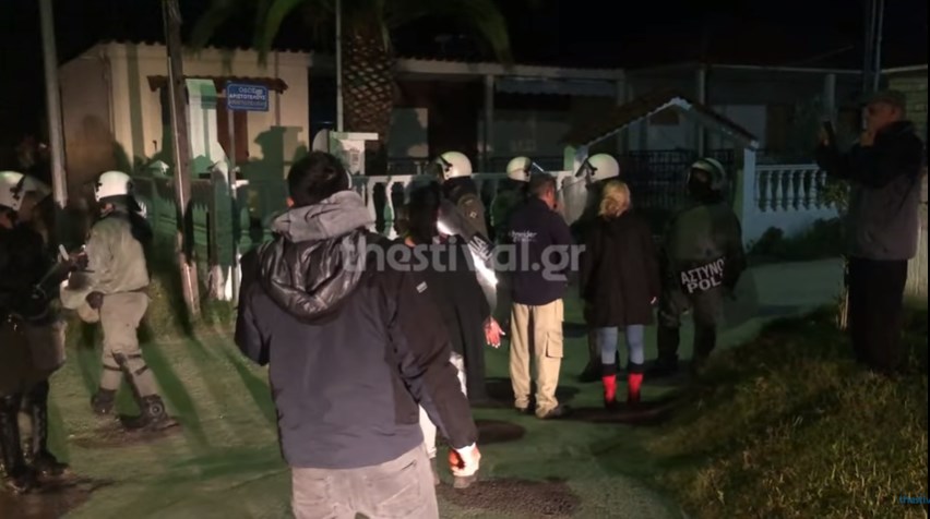 Θεσσαλονίκη: Ένταση με κατοίκους που «μπλόκαραν» την εγκατάσταση προσφύγων (Video) - Media