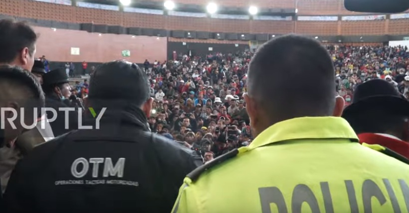 Iσημερινός: Ελεύθερoι οι 10 αστυνομικοί που είχαν αιχμαλωτιστεί από διαδηλωτές (Video) - Media