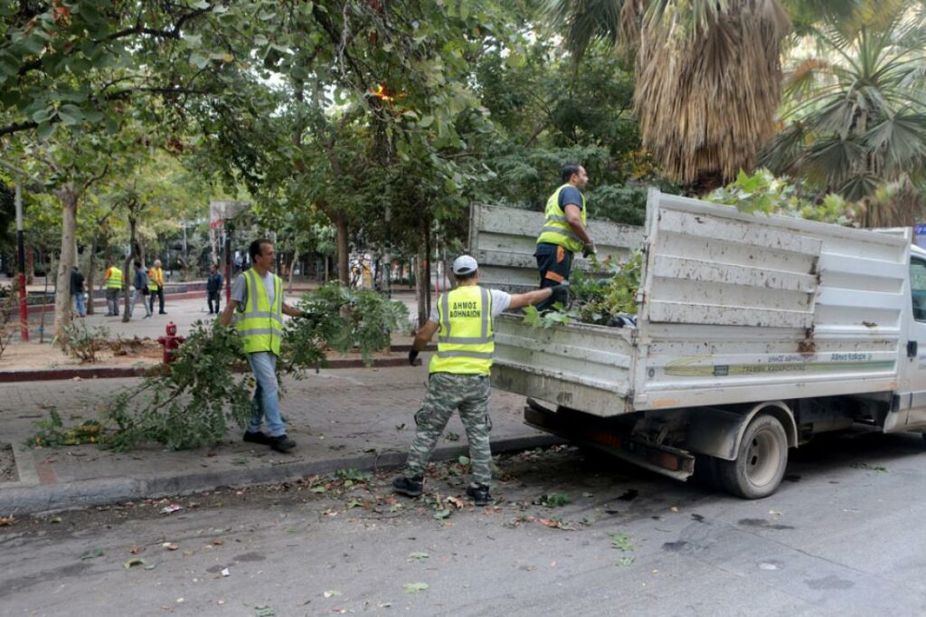 Αντιδράσεις ΠΟΕ-ΟΤΑ στην εκχώρηση καθαριότητας, πρασίνου και ηλεκτροφωτισμού των δήμων σε ιδιώτες  - Media