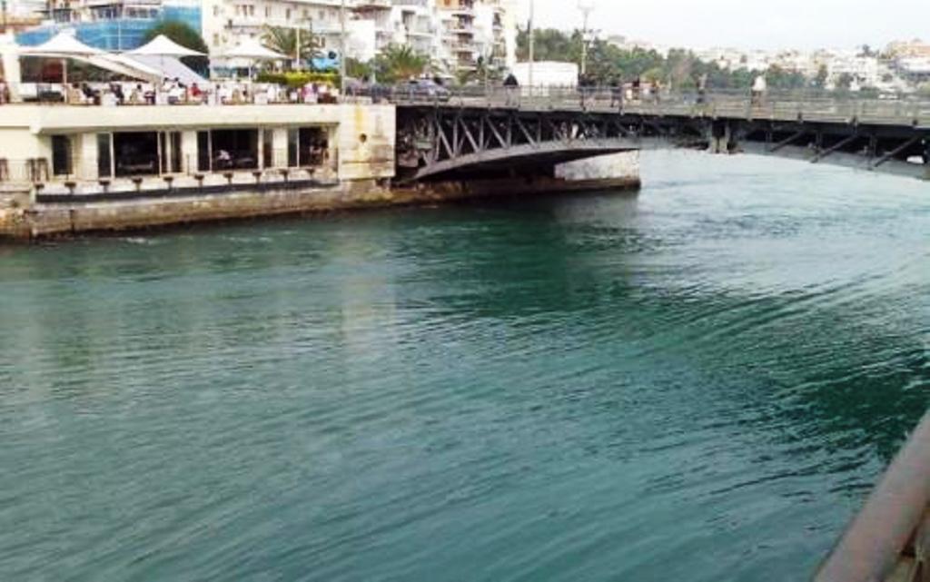 Χαλκίδα: Τουριστικό πλοίο προσέκρουσε στη γέφυρα του πορθμού του Ευρίππου  - Media