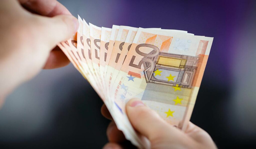 Εκτάκτως νωρίτερα τα επιδόματα και συντάξεις του ΟΠΕΚΑ - Ποιοι πληρώνονται την Παρασκευή - Media