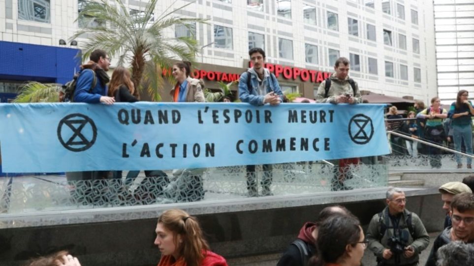 Γαλλία: Μέλη της Extinction Rebellion απέκλεισαν εμπορικό κέντρο στο Παρίσι - Media