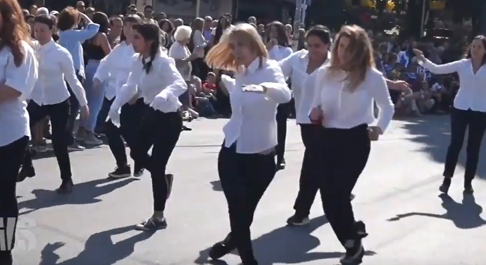 Καρέ-καρέ η παρέμβαση των δέκα κοριτσιών στην παρέλαση - Βίντεο ντοκουμέντο - Media