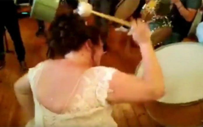 «Τα έδωσε όλα» η νύφη από την Κοζάνη - Είσοδος με δεκάδες τύμπανα και απίστευτο σαματά (Video) - Media