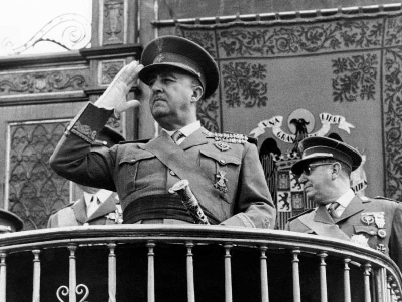 Στο χρονοντούλαπο της Ιστορίας: Ξεθάβουν τη σορό του Φράνκο και την απομακρύνουν από την Κοιλάδα των Πεσόντων (Video/Photos) - Media