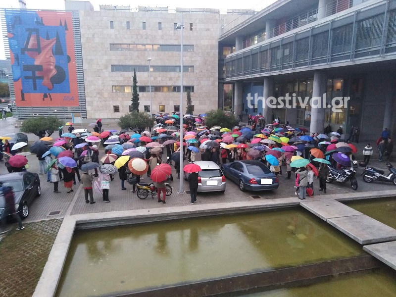 Διαμαρτυρία με χρωματιστές ομπρέλες έξω από το δημαρχείο Θεσσαλονίκης για τα αρχαία του Μετρό - Media
