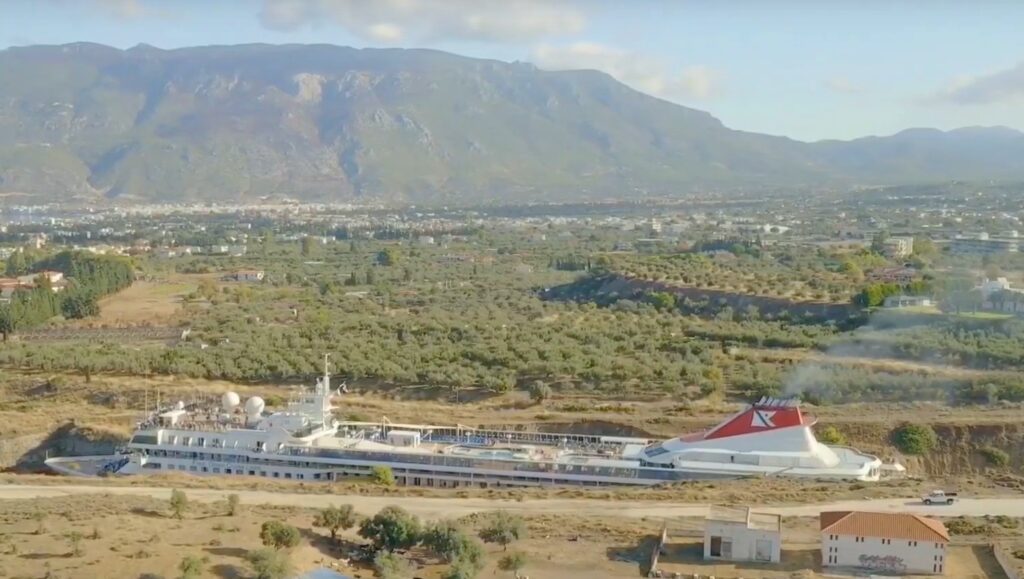 Τι γυρεύει μια τσιμινιέρα στα χωράφια; Εντυπωσιακό drone video από το κρουαζιερόπλοιο στη Διώρυγα της Κορίνθου - Media