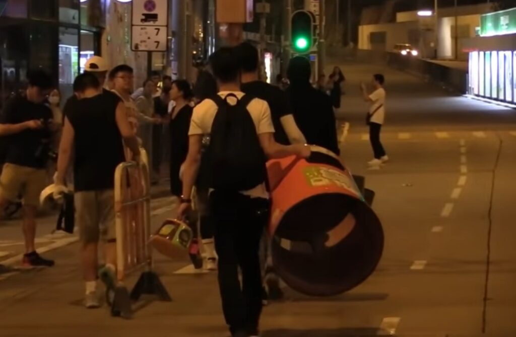 Διαδηλωτές στο Χονγκ Κονγκ συγκρούονται με την αστυνομία και μετά… καθαρίζουν τους δρόμους! (Video) - Media
