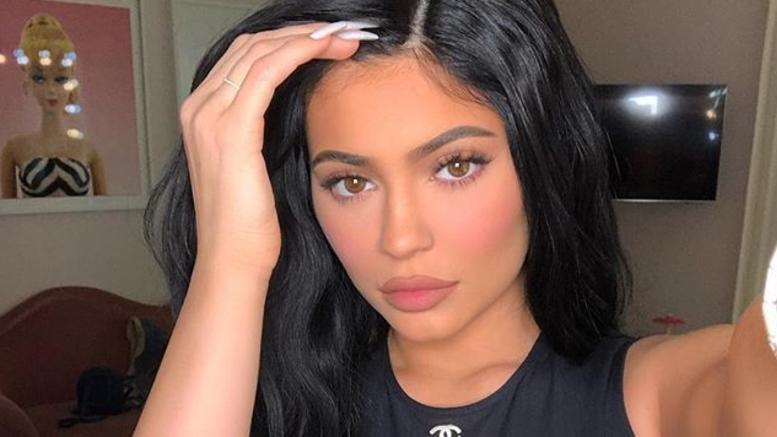 Σάλος με την Κάιλι Τζένερ: Δείτε πώς έντυσε την κόρη της (Photos) - Media