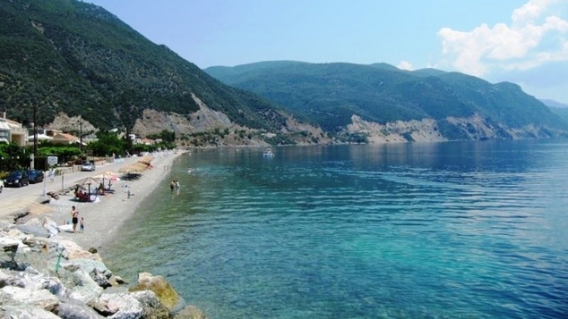 Η ζεστή παραλία στην Ελλάδα που μπορείς να κάνεις μπάνιο όλο τον χρόνο (Photos/Video)   - Media