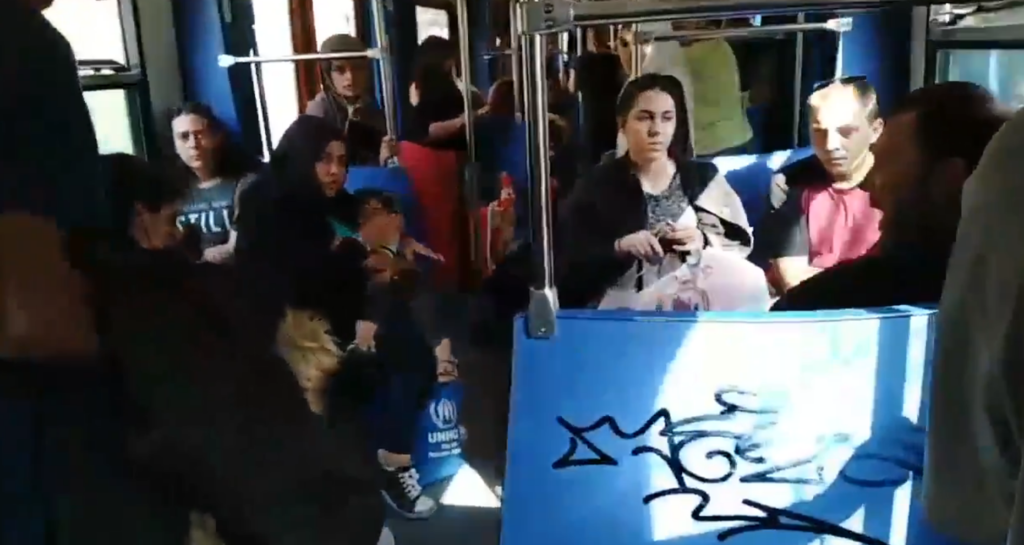 «Εδώ είναι Ελλάδα, δεν μιλάμε»: Ανεγκέφαλος διαμαρτύρεται γιατί προσφυγόπουλο κλαίει στο τρένο (Video) - Media