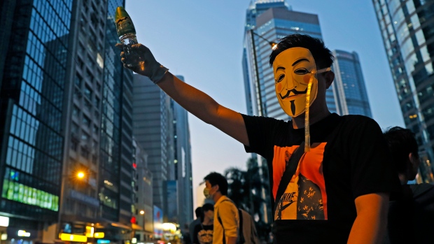 Χάος στο Χονγκ Κονγκ: Βίαιες διαδηλώσεις τη νύχτα - Τραυματισμός 14χρονου από αστυνομικά πυρά - Media