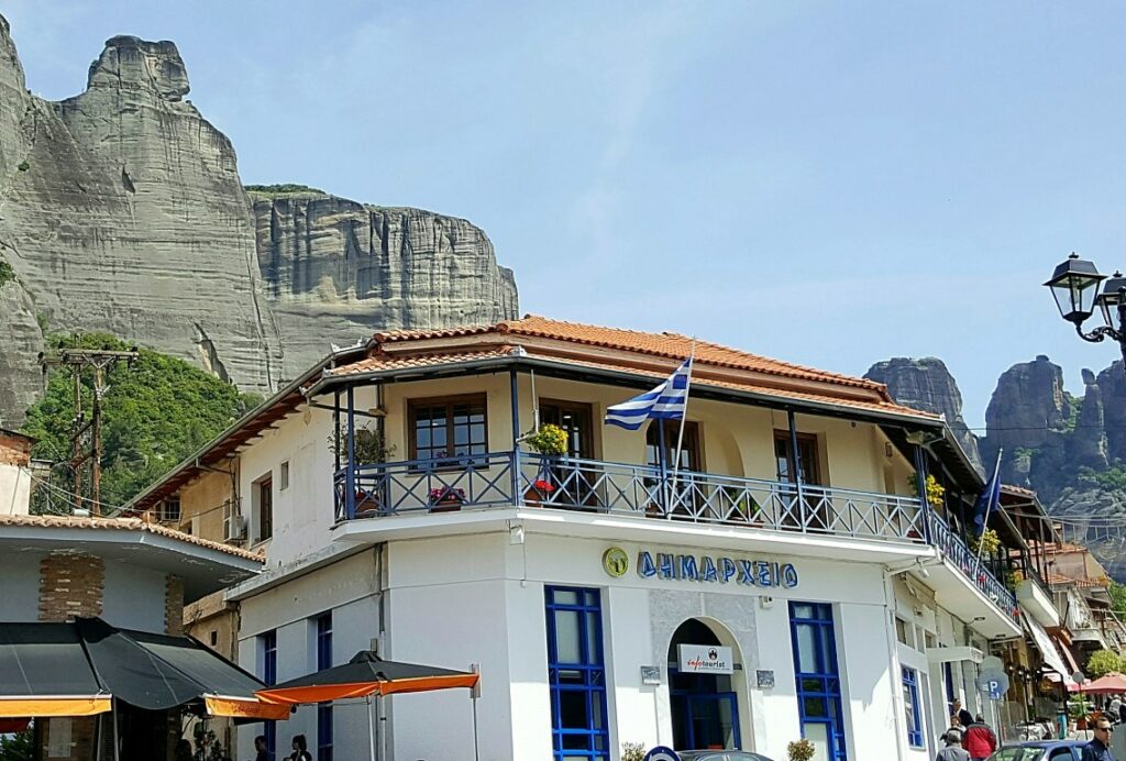 Άγριος καυγάς χθες βράδυ στο Δημαρχείο Καλαμπάκας - Οι φωνές ακούγονταν μέχρι τον δρόμο - Media