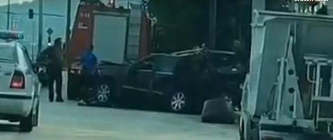Σφοδρό τροχαίο στην Κηφισίας: Αυτοκίνητο κόπηκε στα δύο αλλά ο οδηγός βγήκε «άθικτος»! (Video) - Media