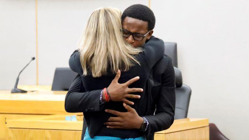 Η συγκλονιστική στιγμή που ο αδερφός θύματος συγχωρεί την αστυνομικό που τον σκότωσε (Video) - Media