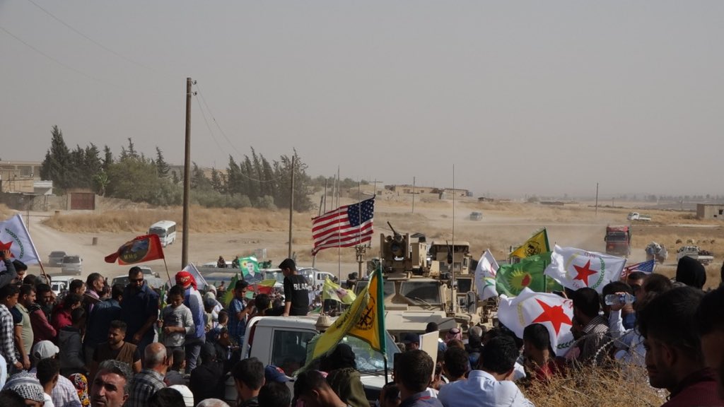 Κονβόι αμερικανικών στρατευμάτων «αφήνουν» τη Συρία - Κούρδοι προσπαθούν απεγνωσμένα να τους αποτρέψουν (Photos-Video) - Media