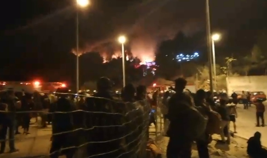Μετά τη Μόρια της Λέσβου ήταν η σειρά της Σάμου - Επεισόδια, φωτιές και τραυματισμοί προσφύγων (Photos/Video) - Media