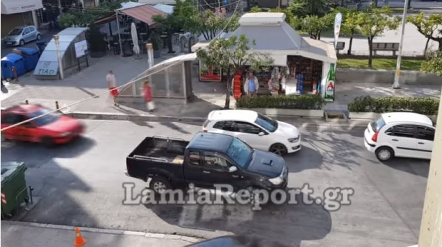 Λαμία: Άφησε το αυτοκίνητο κυριολεκτικά στη μέση του δρόμου για 30 λεπτά και... πήγε για ψώνια (Video) - Media