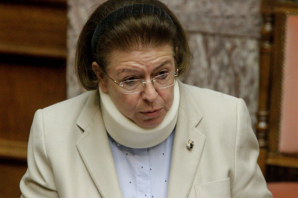 Με κολάρο στη Βουλή η Λίνα Μενδώνη μετά το τροχαίο (Photos) - Media