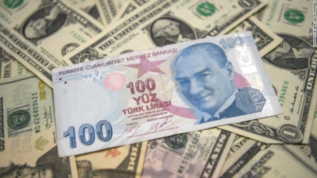 Capital Economics: Κίνδυνος για ημερήσια «κραχ» έως και 12% στην τουρκική λίρα - Media