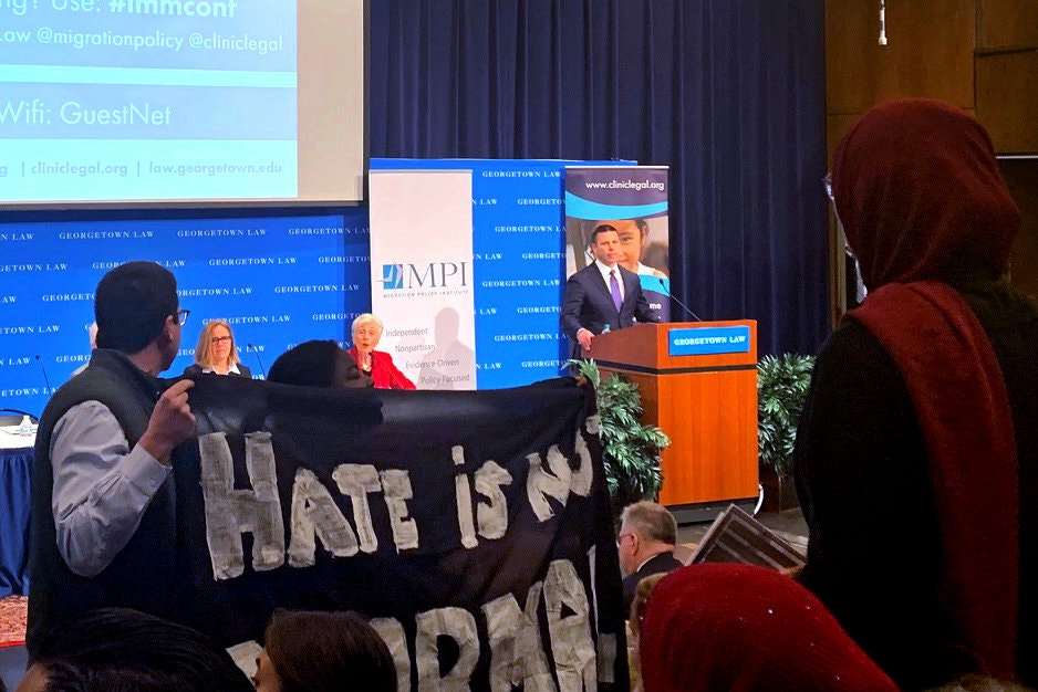 Διαδηλωτές κατά Τραμπ, γιούχαραν υπουργό του  - Media