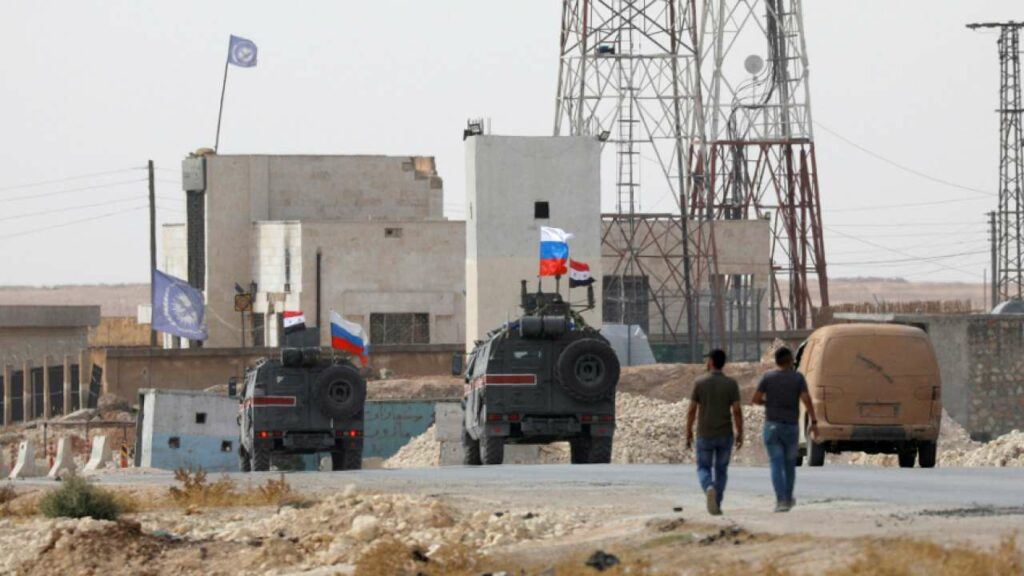 Συρία: Στη Μανμπίτζ τα τεθωρακισμένα του Άσαντ φέρουν την ρωσική σημαία - Media