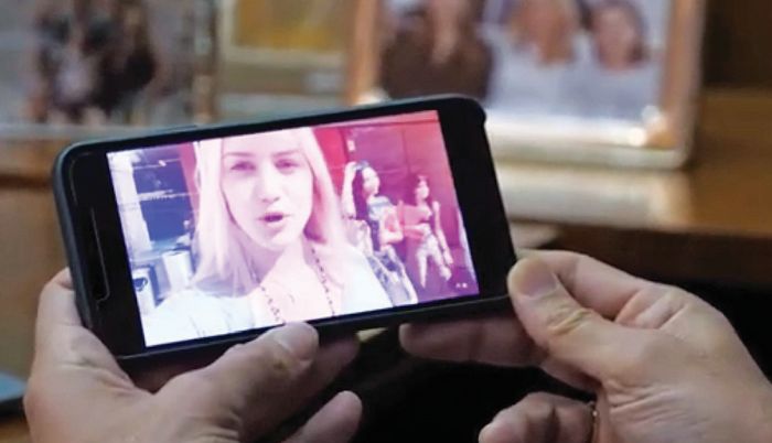 Ποια είναι η όμορφη ξανθιά που πρωταγωνιστεί στο σποτ του Μητσοτάκη για τη ψήφο των αποδήμων (Photos)  - Media