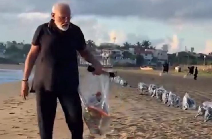 Ο Ινδός πρωθυπουργός μαζεύει ξυπόλητος σκουπίδια από παραλία και γίνεται viral (Video) - Media