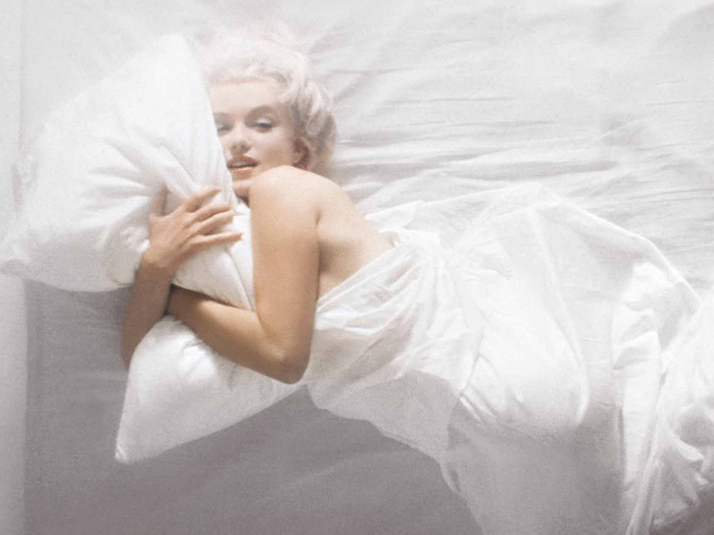 «In Bed With Marilyn Monroe»: Η τελευταία φωτογράφιση της Μέριλιν - Έναν χρόνο αργότερα ήταν νεκρή (Photos) - Media
