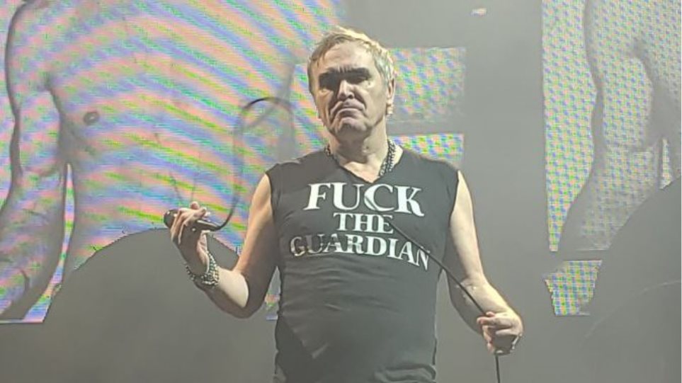 «Fuck the Guardian»: H μπλούζα του Μόρισεϊ σε συναυλία - Μαίνεται η κόντρα του με την εφημερίδα (Photo) - Media