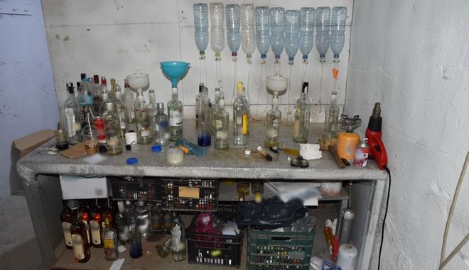 Μάζευαν άδεια μπουκάλια από τα σκουπίδια, τα γέμιζαν με «μπόμπες» και τα πωλούσαν (photos) - Media