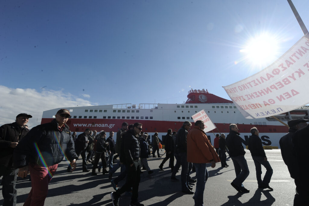 ΠΑΜΕ: Ξανά ασφαλιστικά μέτρα κατά της απεργίας των ναυτεργατών - Media
