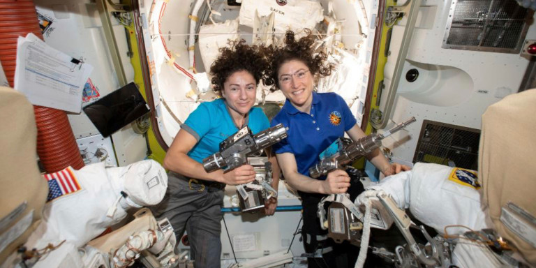 Για πρώτη φορά δύο γυναίκες μαζί στο διάστημα (Photo) - Media