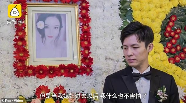 Την ώρα που την κήδευαν εκείνος την παντρευόταν για να δείξει πόσο πολύ την αγαπούσε (Photos) - Media