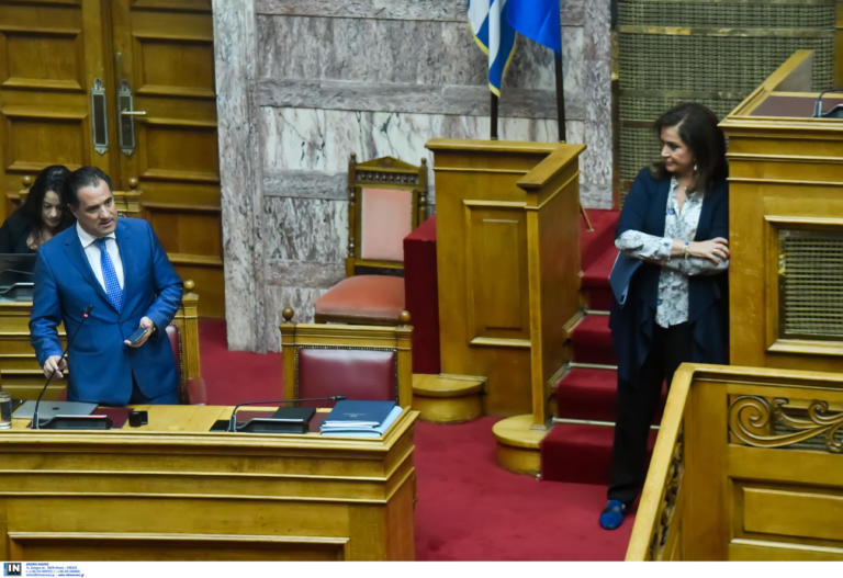 «Η μάνα σου στο σαλόνι στις 3:55, περιμένοντας καρτερικά να ανοίξεις μεθυσμένος την πόρτα» - Το αυτοτρολάρισμα της Ντόρας για τον Άδωνι (Photos) - Media