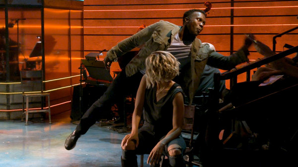 Νέα Υόρκη: Πρωταγωνιστής μιούζικαλ αρπάζει κινητό από το κοινό επειδή τον ενόχλησε (Video) - Media