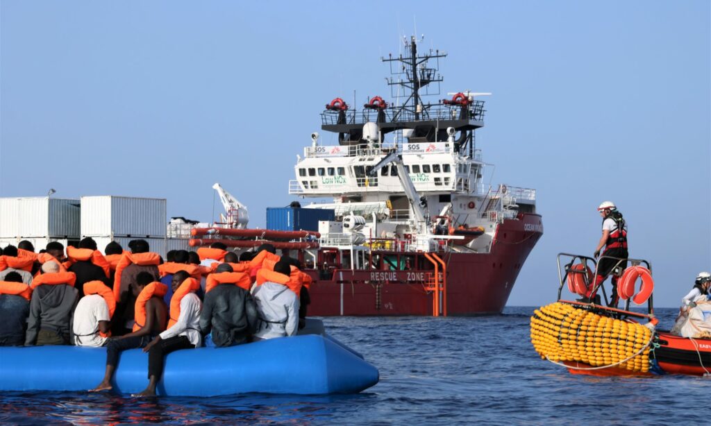 Ασφαλές λιμάνι για να αποβιβάσει 104 μετανάστες αναζητά η οργάνωση SOS Mediterranee - Media