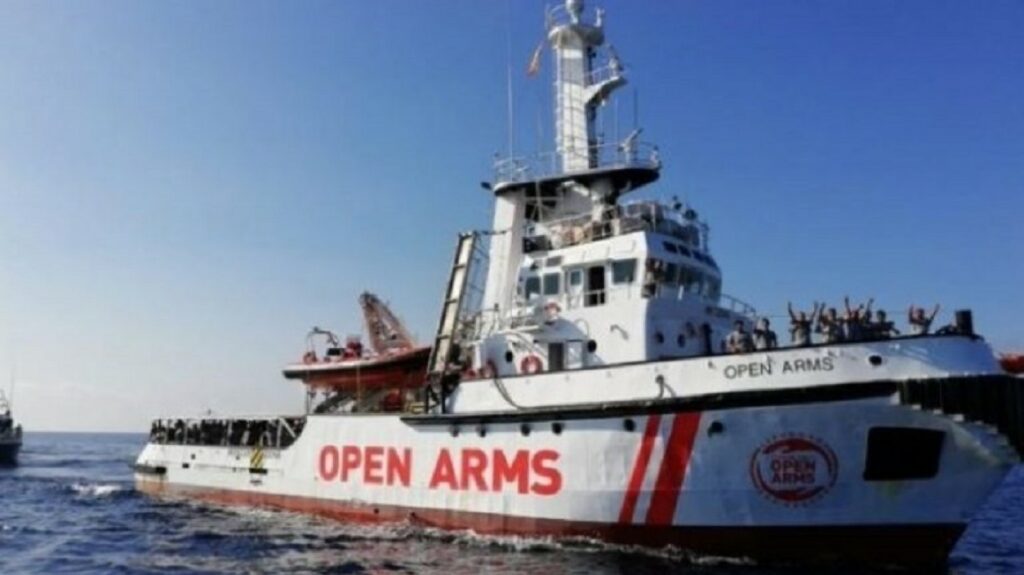 Πετώντας πέτρες κάτοικοι της Μυτιλήνης παρεμπόδισαν πλοίο ΜΚΟ να αποβιβάσει πρόσφυγες (Video) - Media