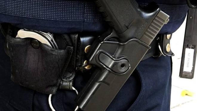 Απίστευτη αφηρημάδα: Αστυνομικός πήγε για καφέ, ξέχασε το... όπλο του - Media