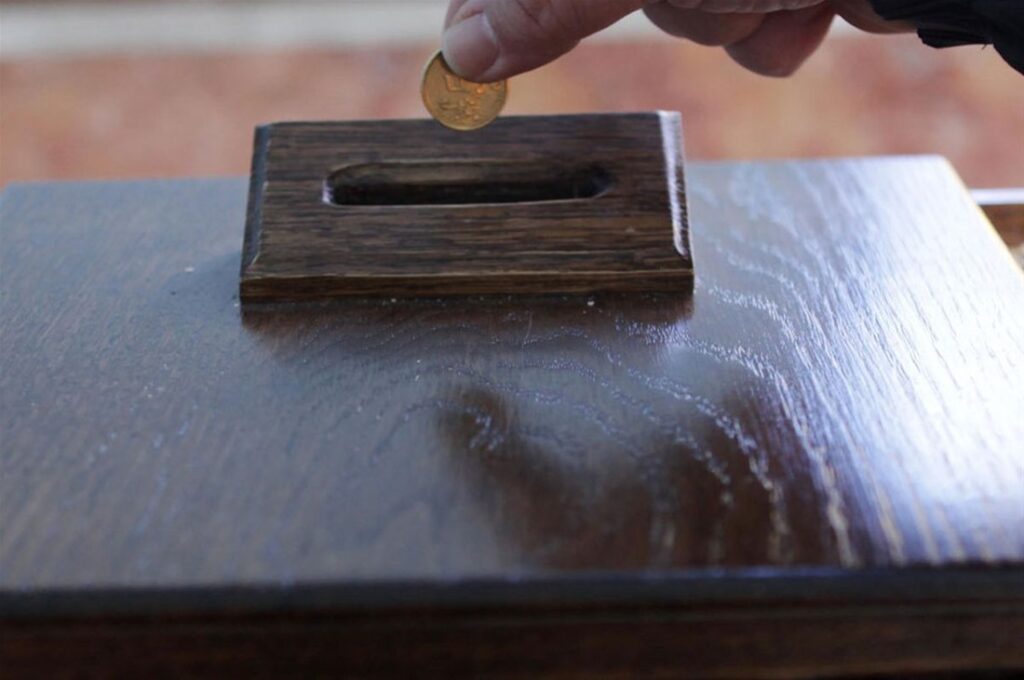 Κουμπιά και δραχμές πετάνε στα παγκάρια οι πιστοί - Tι καταγγέλλει ο Σύνδεσμος Κληρικών Ελλάδος (Video) - Media