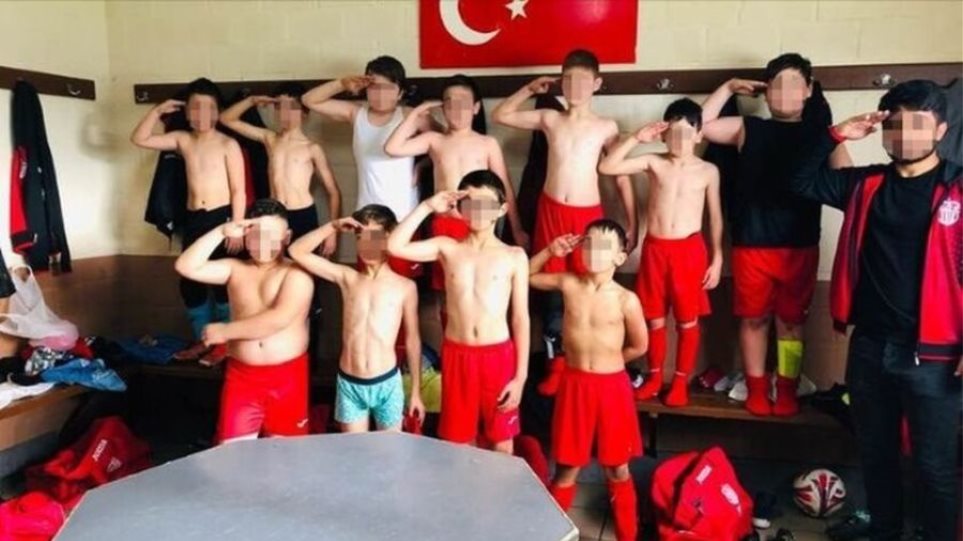 Σάλος με δεκάχρονα παιδιά ομάδας Τούρκων μεταναστών που χαιρετούν στρατιωτικά (Video) - Media