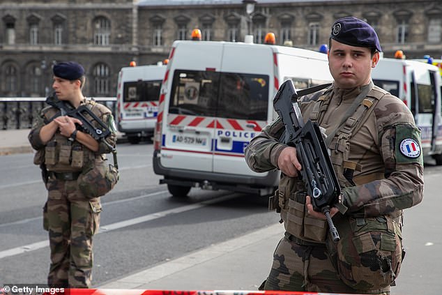 Αυτός είναι ο μακελάρης των κεντρικών της αστυνομίας του Παρισιού (Photos) - Media