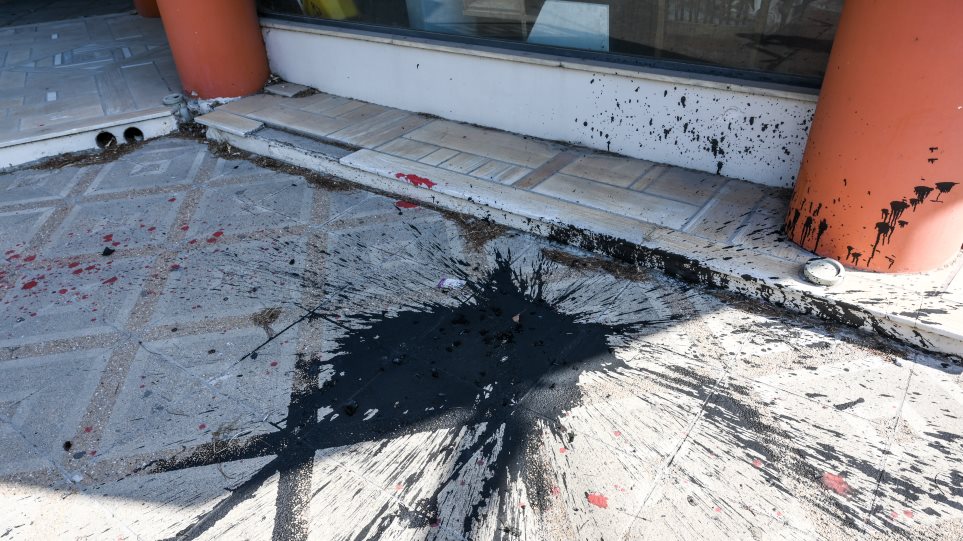 Επίθεση με μπογιές στο δημαρχείο Πεντέλης - Media