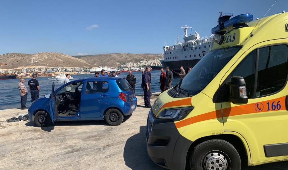 «Βουτιά» αυτοκινήτου στο Νέο Μόλο Δραπετσώνας - Έρευνα για δύο άτομα - Media